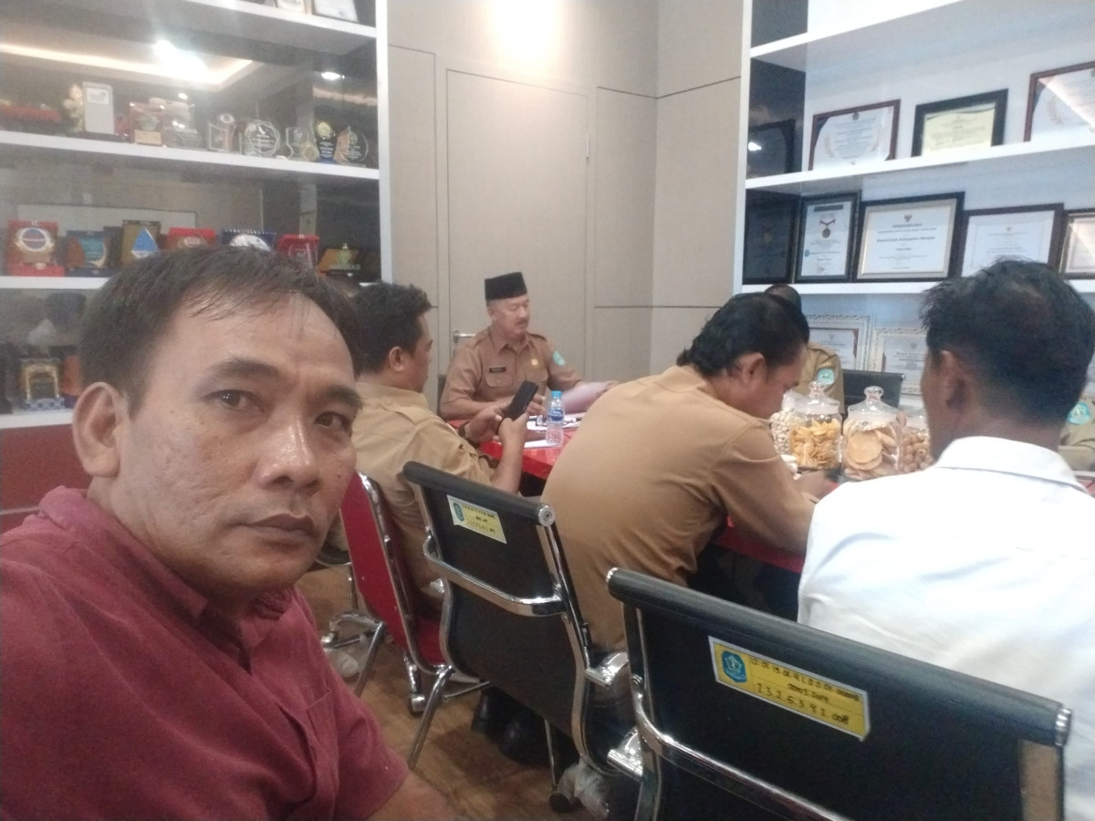 RAPAT PEMBAHASAN TENTANG MAKAN GRATIS UNTUK SEKOLAH PERCONTOHAN DI DESA PENYAMUN