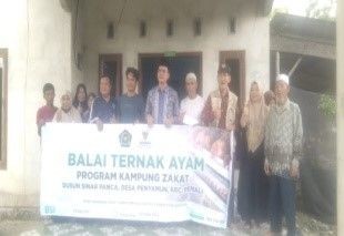 Menghadiri kegiatan kampung zakat yaitu bantuan ternak bibit ayam kepada warga dusun sinar panca