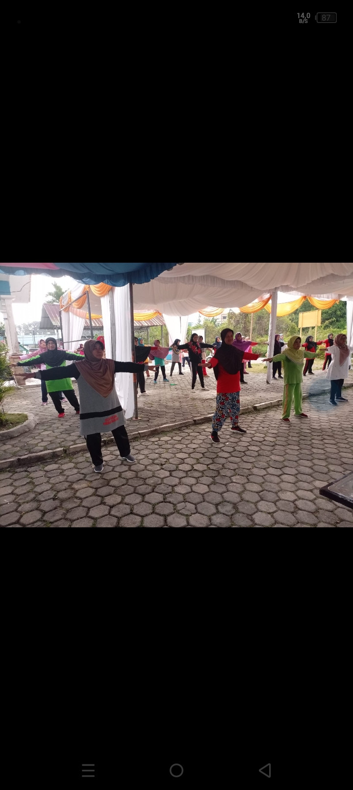 Senam pagi lansia