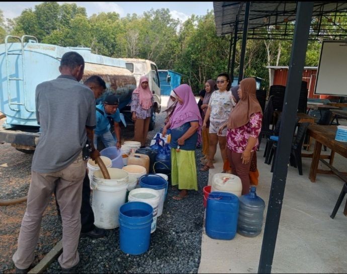 Pendistribusian air bersih bagi warga yg kurang air