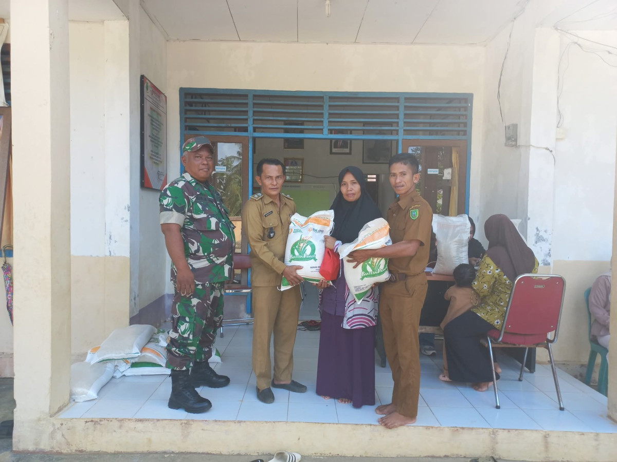 Penyaluran beras bulog batuan pangan dari dinas ketahanan pangan dan pertanian