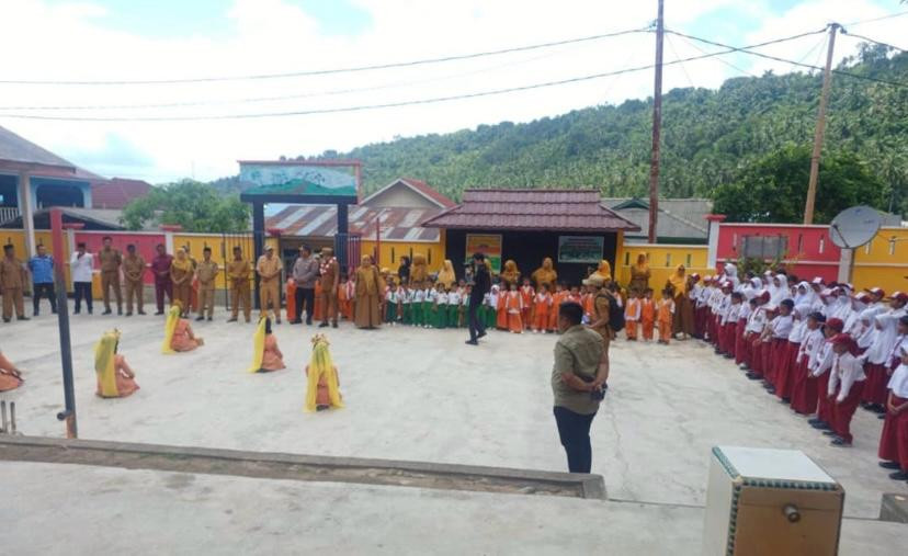 Penyerahan perlengkapan sekolah Paud dan TK oleh Bupati Kepulauan Anambas