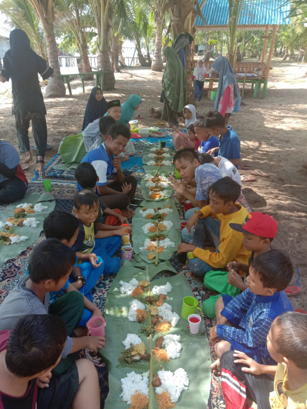 dilanjutkan dengan makan bersama untuk mempererat kebersamaan