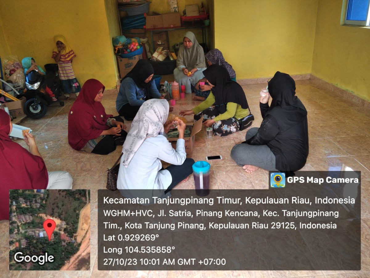 Duduk santai selesai Gotongroyong di Rumah Data Kampung Keluarga Berkualitas ABYAKTA