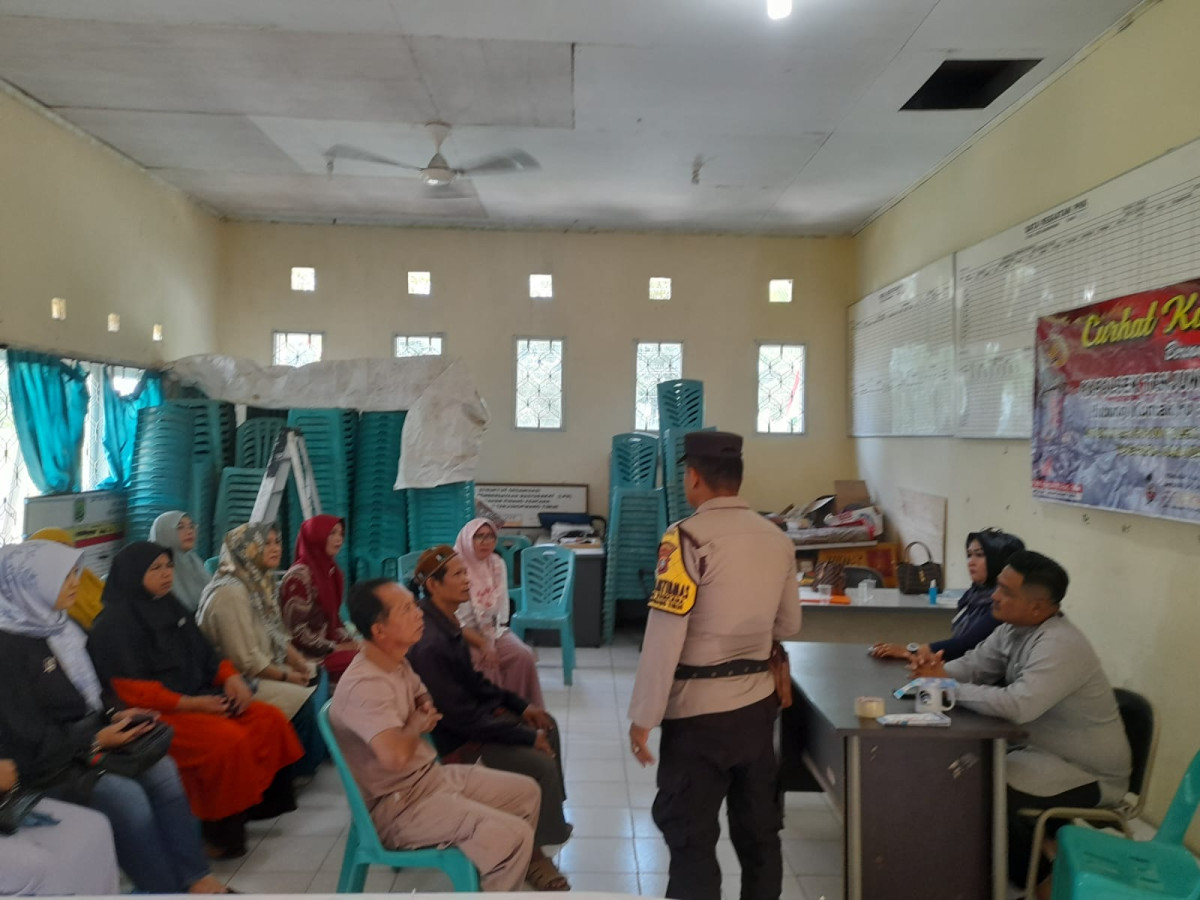 dihadiri lurah dan staf ,serta perwakilan masyarakat.