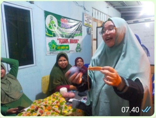 Pemateri memberikan contoh cara Merajut
