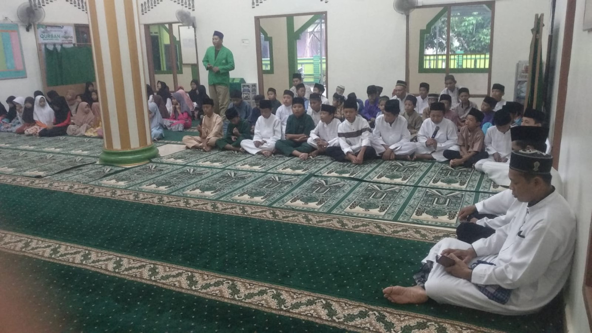 Mendengarkan bacaan Al qur'an
