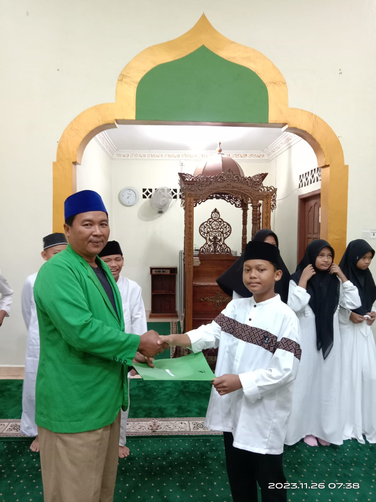 Penyerahan sertifikat wisuda santri