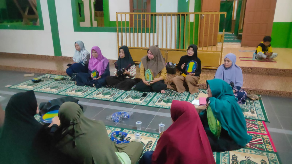 mencoba suara kompang satu persatu