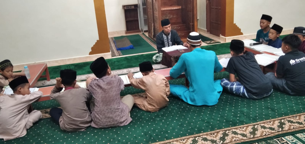 menyimak bacaan tilawah