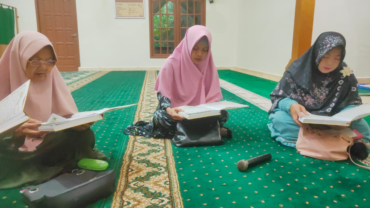 Menyimak bacaan alquran