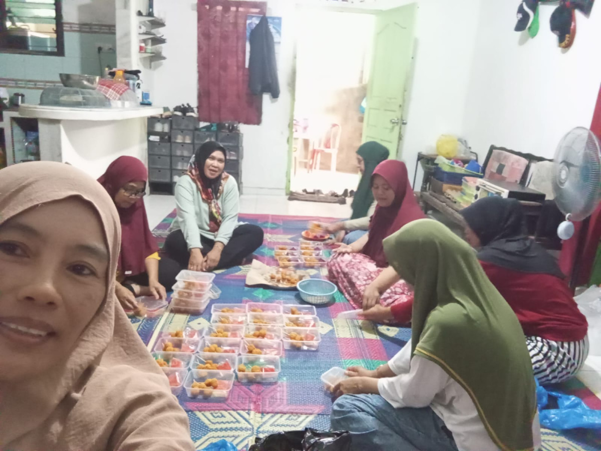 Pmt oleh tp pkk kelurahan pinang kencana
