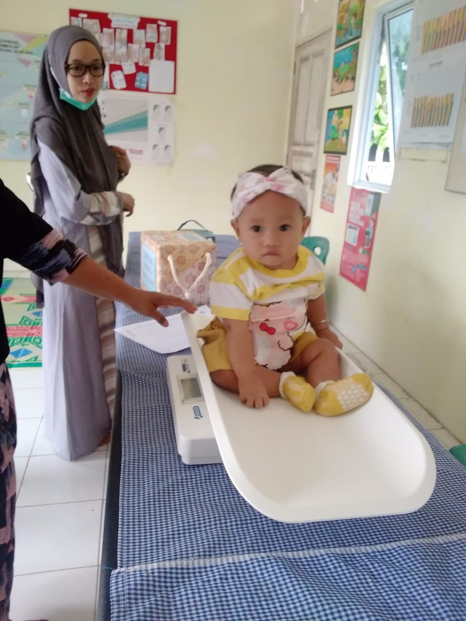 menimbang berat badan balita