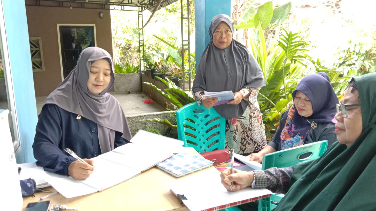 Pencatatan oleh kader posyandu