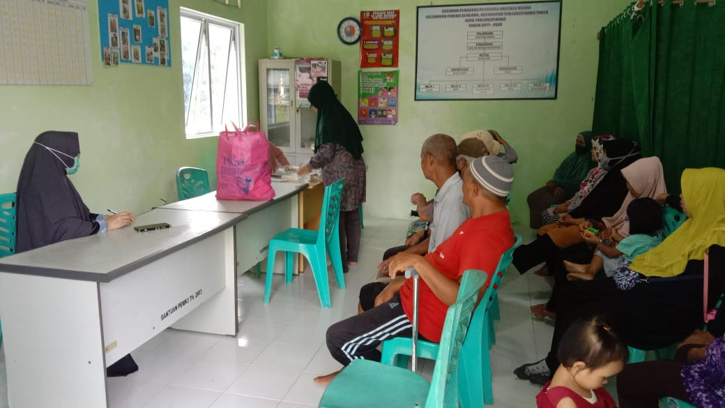 antri untuk pengecekan kesehatan