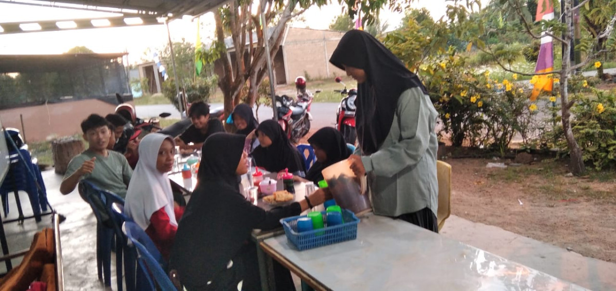 Menunggu Adzan Maghrib