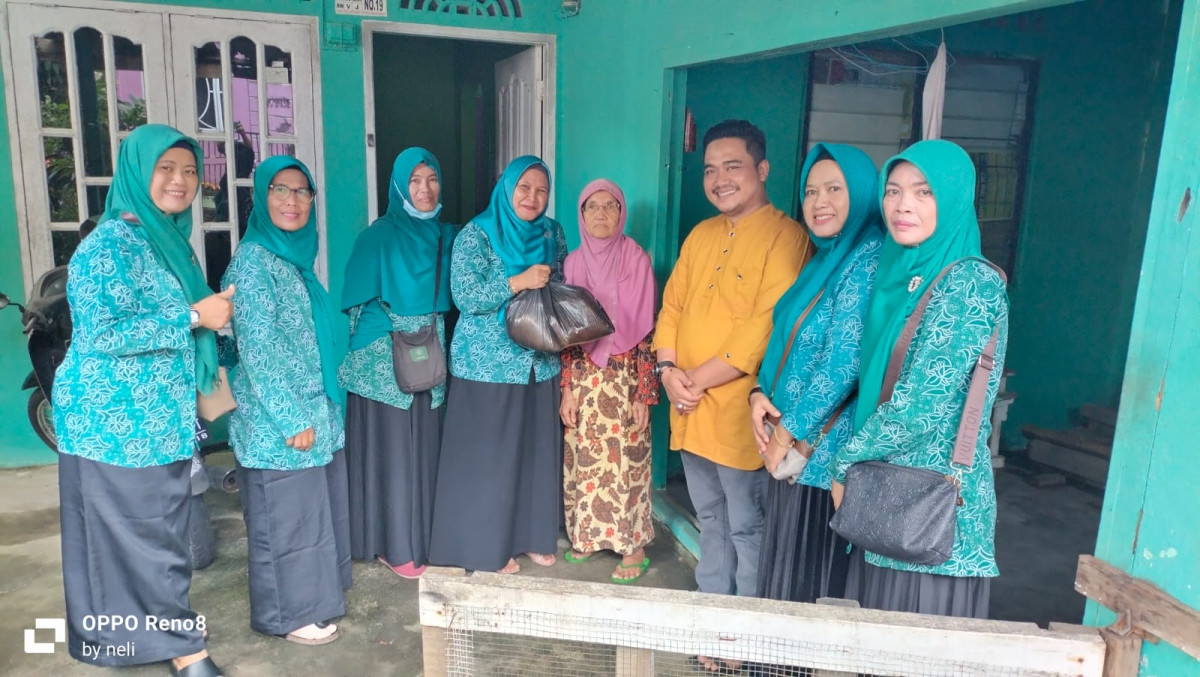 Berbagi Paket Sembako Lebaran kepada keluarga kurang Mampu dan Lansia