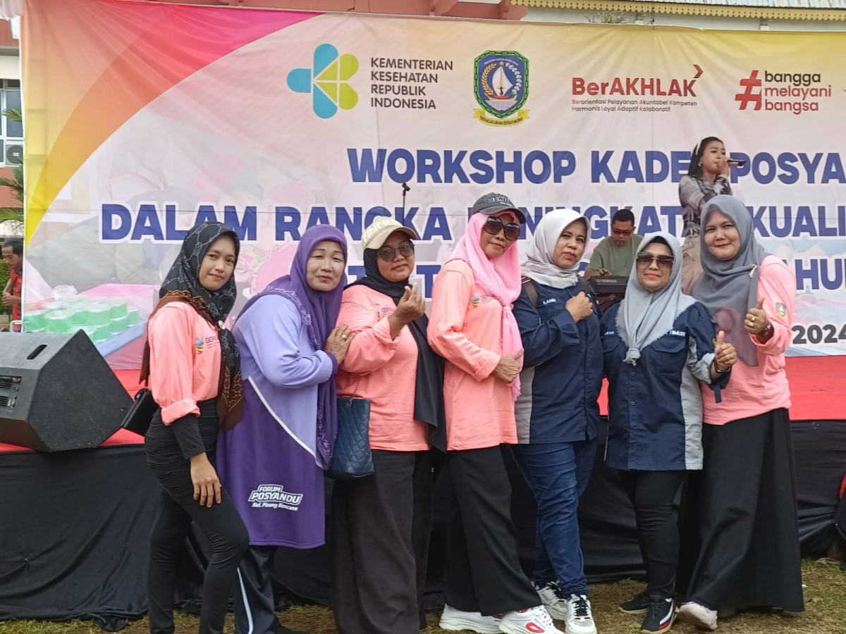 Foto Bersama Kader posyandu Kelurahan Pinang kencana
