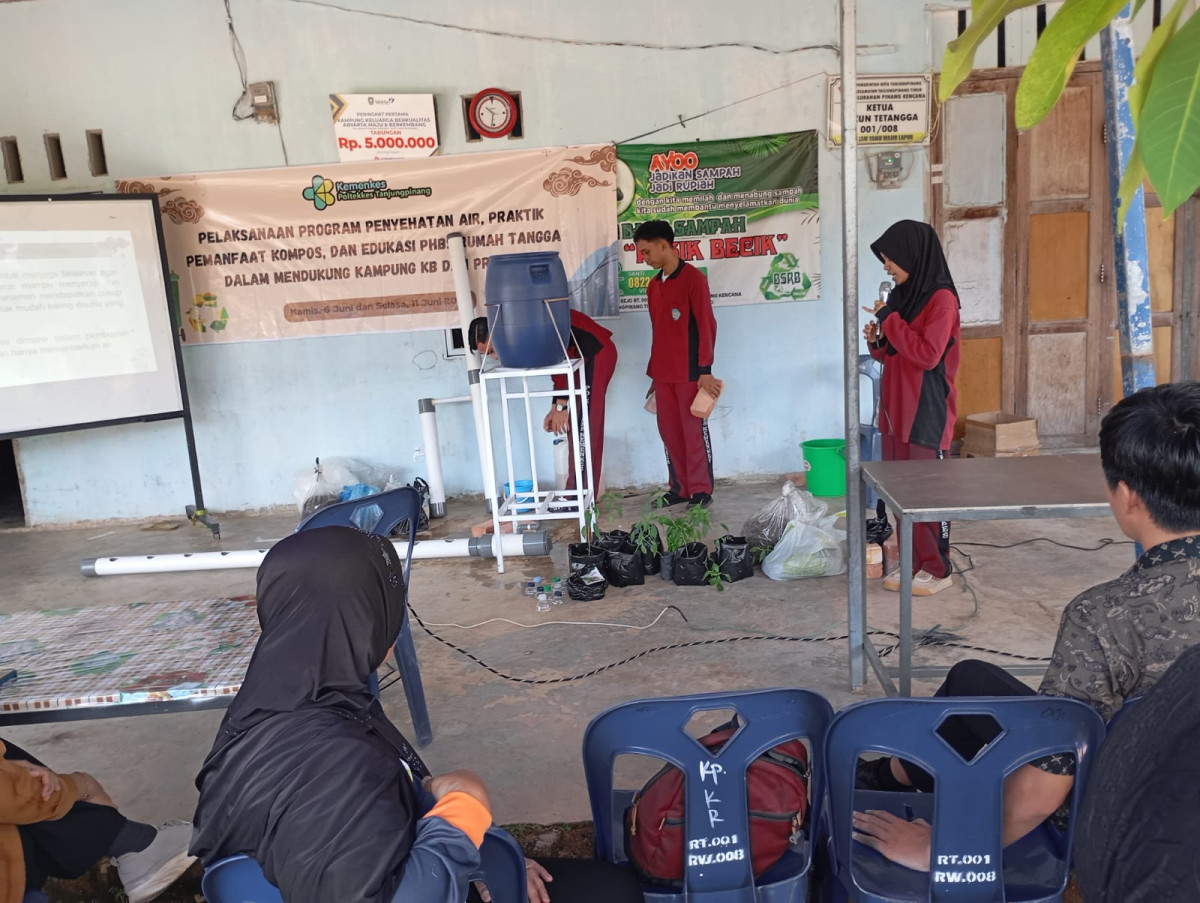 Sosialisasi Pelaksanaan Program Penyehatan Air, Praktek Pemanfaatan Kompos Dan Edukasi PHBS Rumah Tangga Dalam Rangka Mendukung Kampung KB Dan PROKLIM Oleh Mahasiswa/i Poltekkes Kemenkes tanjungpinang