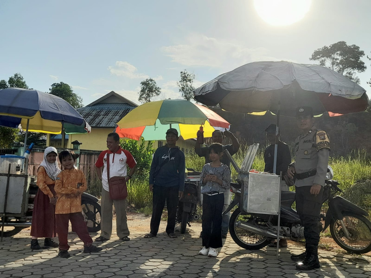 Pemantauan Keamanan di Lingkungan SDN 17 TPI TIMUR Sekaligus Sosialisasi Pada Pedagang Kali 5 Oleh Bhabinkamtibmas Kelurahan Pinang Kencana