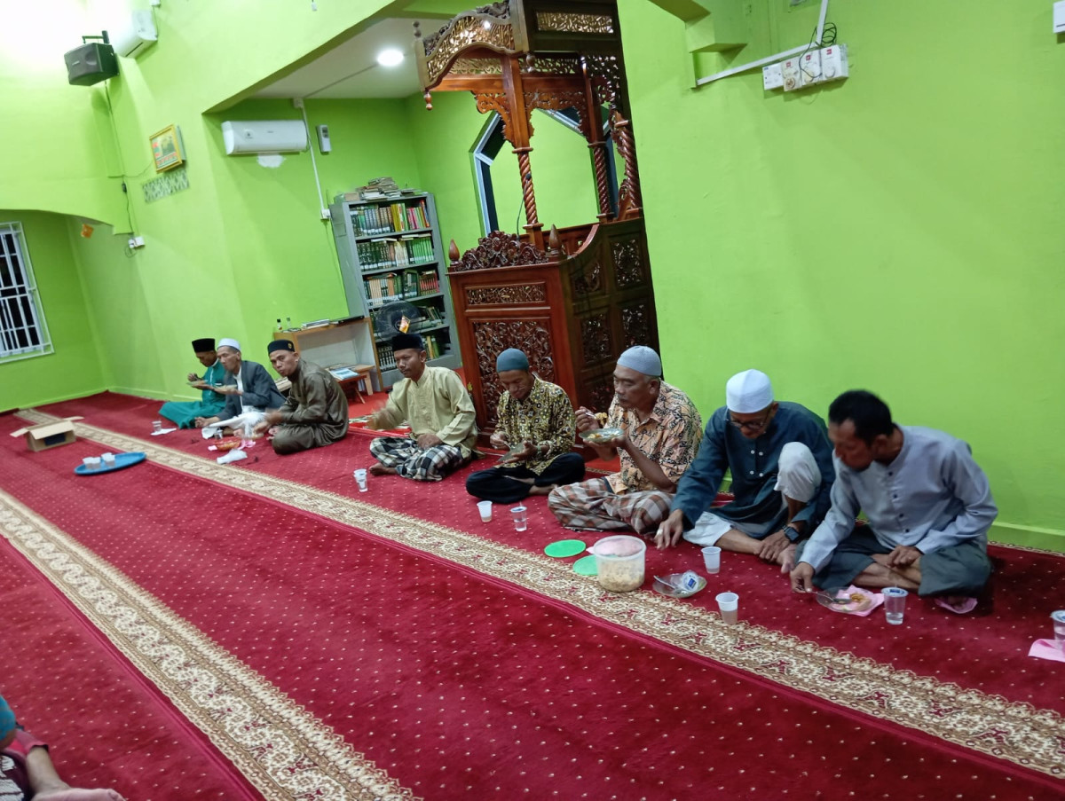 Menikmati makanan