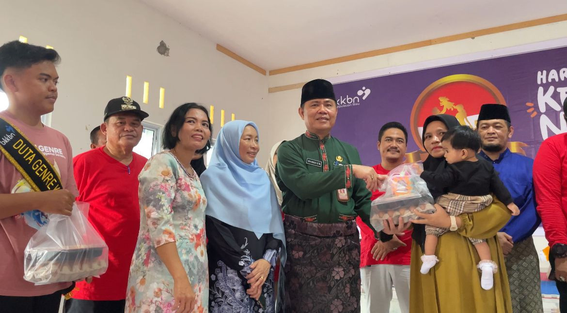 Pemberian Bingkisan kepada keluarga Balita
