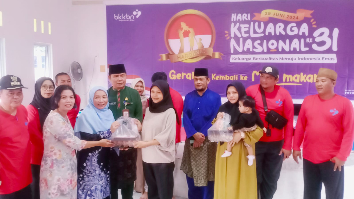 Pemberian Bingkisan Kepada Bumil