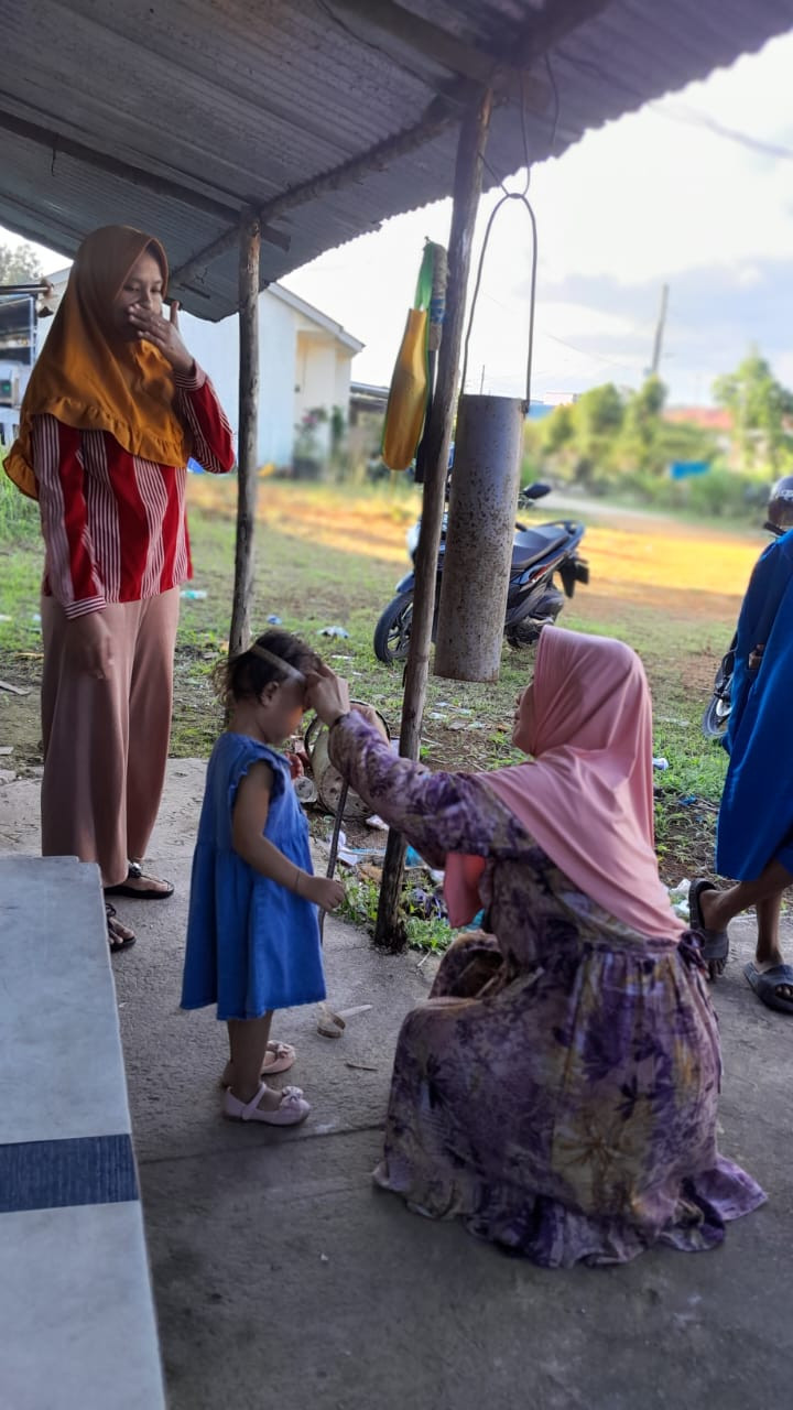 Mengukur Lingkaran Kepala Anak