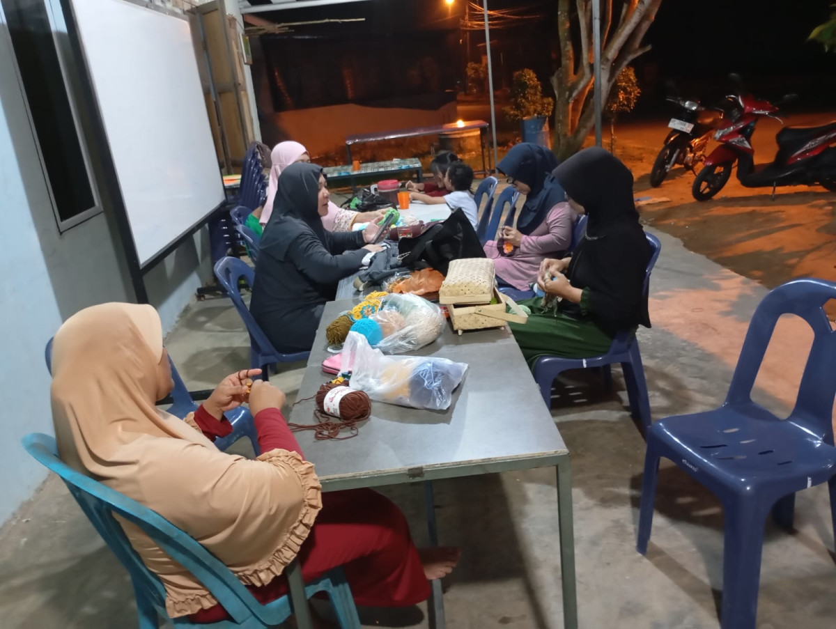 Pelatihan class krokceth Oleh ibu- ibu kp. Karang Rejo Rt 01 Rw 08 Kelurahan Pinang Kencana