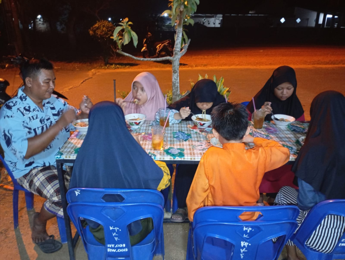 Dalam Rangka Mensukseskan Gerakan Kembali Ke Meja Makan Maka Ketua KKB ABYAKTA Mengundang Para Remaja dan Pra Remaja Beserta Keluarganya untuk Makan Bersama