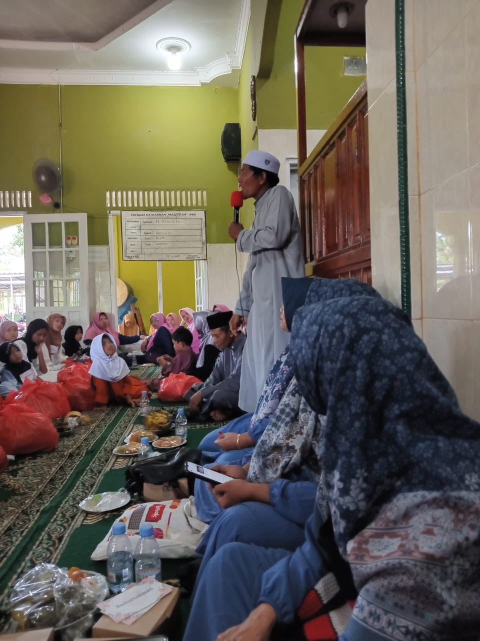 Pengajian BKMT Permata SE Kelurahan pinang Kencana Di Sejalankan Dengan Pemberian Santunan Kepada Anak Yatim Bertempat Di Masjid An Nur kp. Air Bukit Kelurahan pinang Kencana
