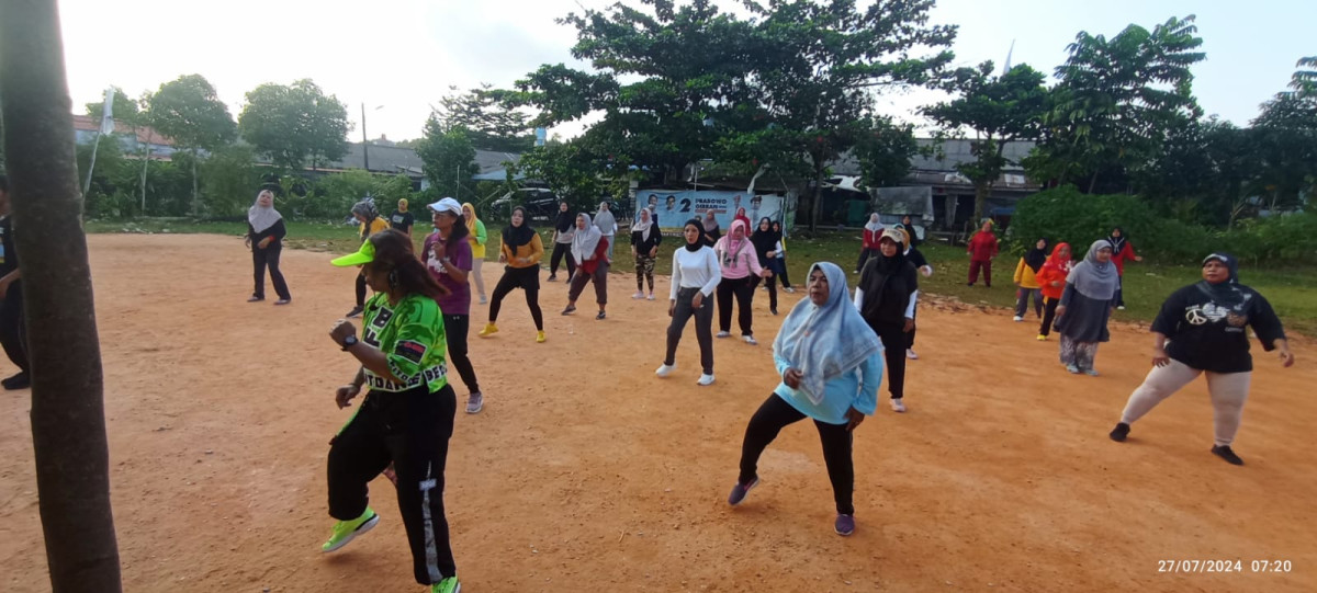Ibu-ibu Perumahan Bukit Raya Mengadakan Senam Pagi Bersama Bertempat Di Lapangan Perumahan Bukit Raya RW 11 Kelurahan pinang Kencana