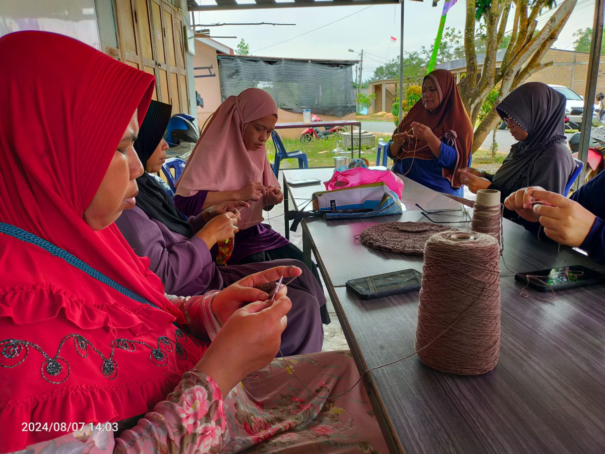 Class kroceth / Pelatihan Merajut Bersama Bunda Poppy Bertempat Di Kp. Karang Rejo Kelurahan pinang Kencana