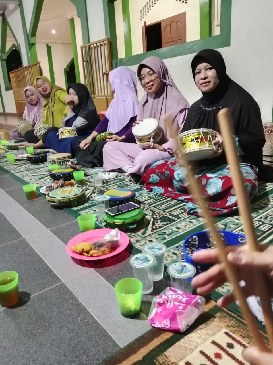 Majelis Ta'lim Ibu-ibu Nuru Huda Mengadakan Latihan Marawis Untuk Melestarikan Kebudayaan Yang Ada Di Kota Tanjungpinang Bertempat Di Teras Masjid Nurul Huda Kp. Karang Rejo Kelurahan pinang Kencana