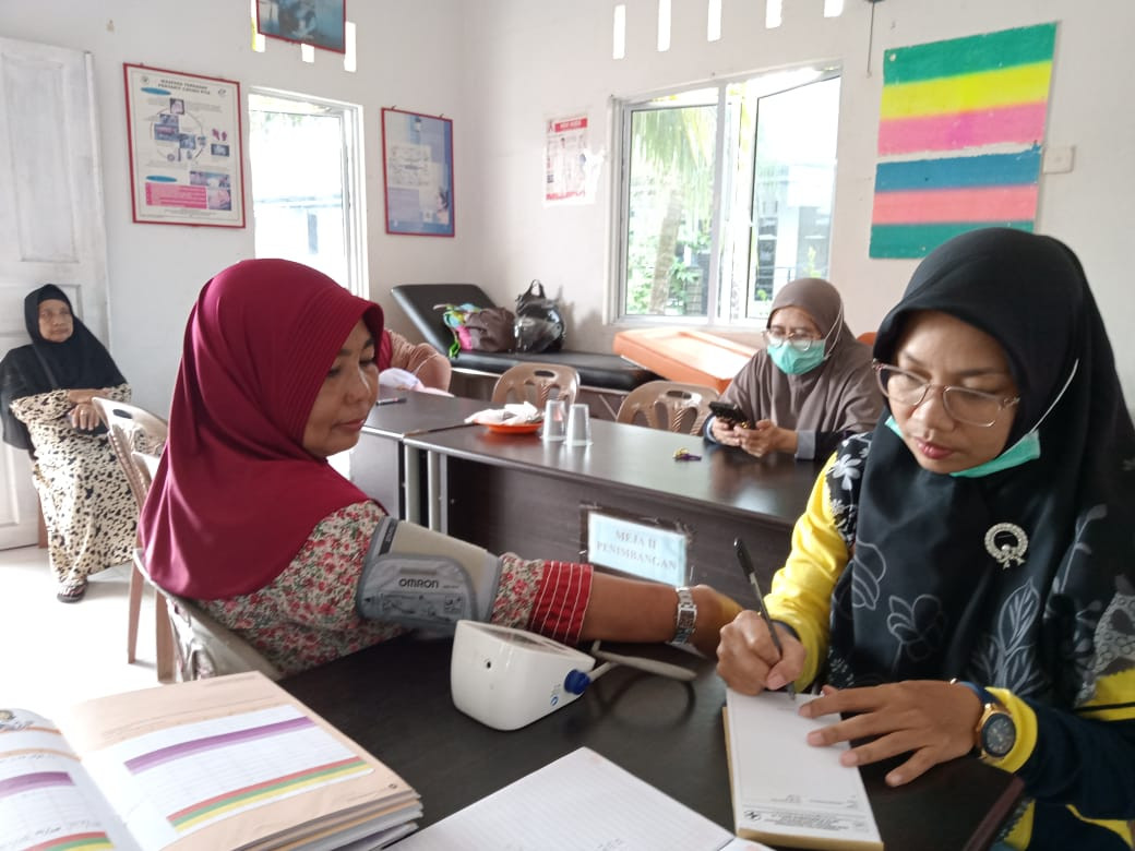 Kader Posyandu Lansia Dahlia Beserta petugas Kesehatan Dari Puskesmas Bt 10 Melaksanakan Cek Kesehatan Rutin Bagi Para Lansia Bertempat Di Posyandu Lansia Dahlia Perum Bukit RayaKelurahan Pinang Kencanam Bukit Raya