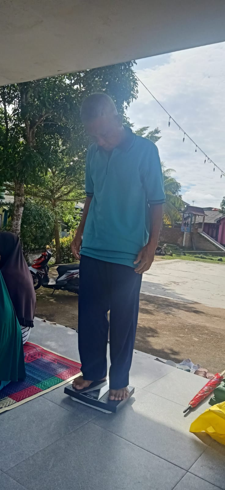 Kader Posyandu Lansia Bersama Petugas Kesehatan Dari Bt 10 Mengadakan Cek Kesehatan Bagi para Lansia Bertempat Di Posyandu Lansia Cendana Perum Bumi Air Raja Kelurahan pinang kencana