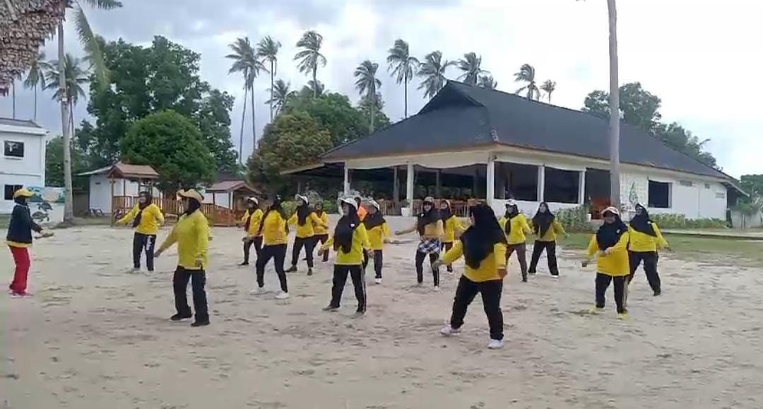 Ibu-ibu Perumahan Bukit Raya Mengadakan Senam Pagi KJS Untuk Menjaga Kesehatan Dan Kebugaran Tubuh  Sekaligus Refreshing Bertempat Di Pantai Trikora Bintan Kepulauan Riau