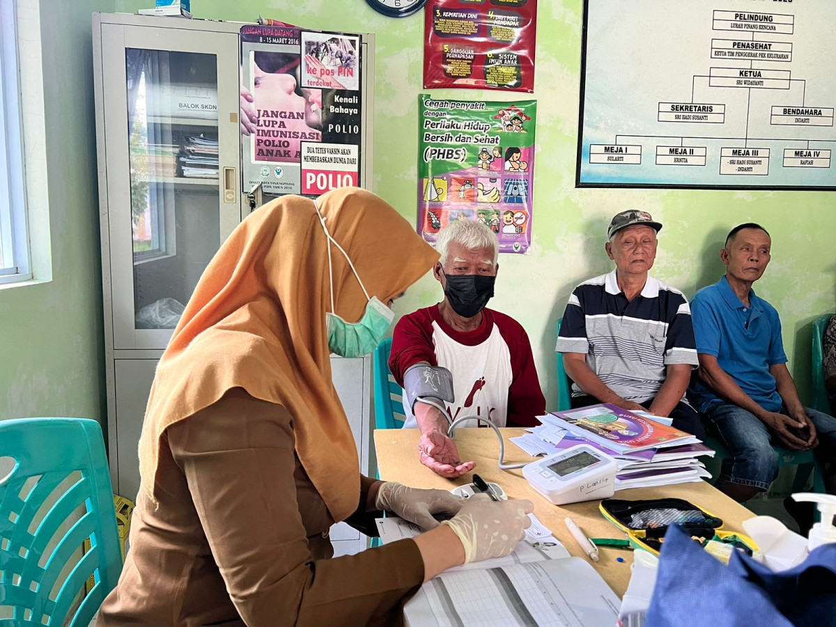 Kader Posyandu Lansia Tuah Sari Bersama Petugas Kesehatan Dari Puskesmas Bt 10 Mengadakan Cek Kesehatan Bagi Para Lansia Bertempat Di Posyandu Lansia Tuah Sari Kp. Mekarsari Kelurahan pinang kencana