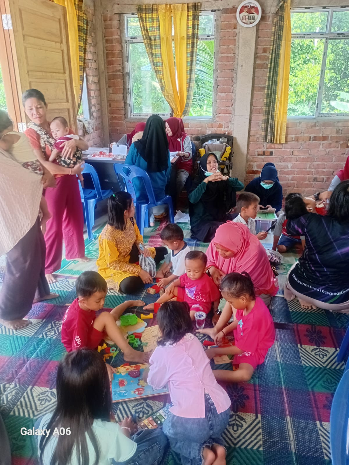 Kader posyandu Kecubung Bersama Petugas Kesehatan Dari Puskesmas Bt 10  Melaksanakan Posyandu Integrasi Layanan Primer  ( ILP  ) Bertempat Di Posyandu Kecubung Perumahan Alam Tirta Lestari RW 11 Kelurahan Pinang Kencana
