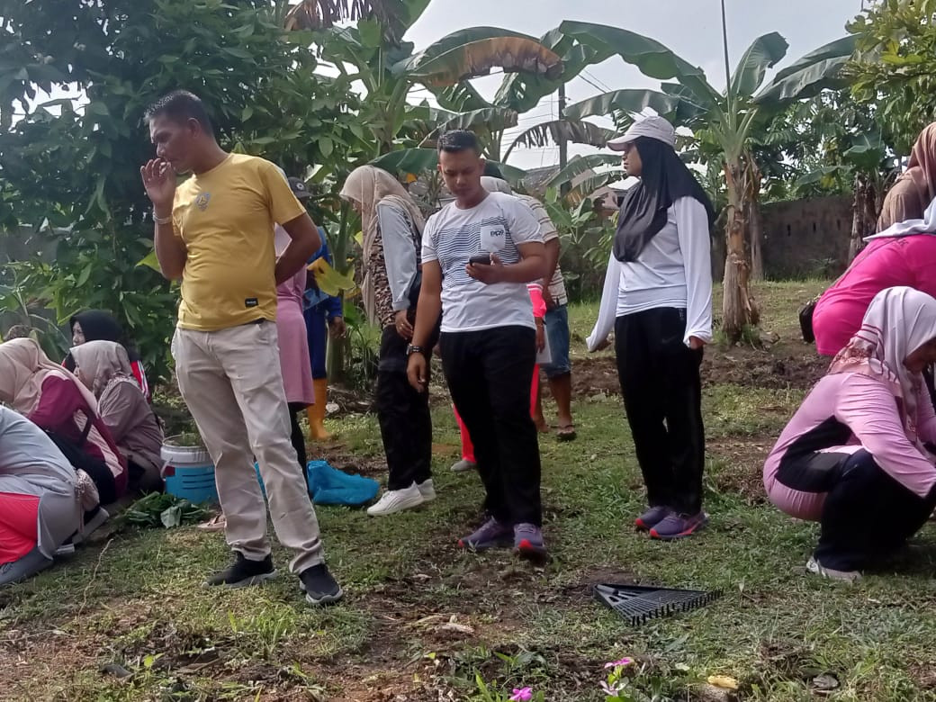 Ketua TPPS Kelurahan Pinang Kencana Bersama Ketua PKK Kelurahan Pinang Kencana Dan Anggota Beserta Kader Posyandu Sekelurahan Pinang Kencana Melaksanakan Gotong-royong Pembuatan Taman Pkk Di Area Kantor Lurah Pinang Kencana
