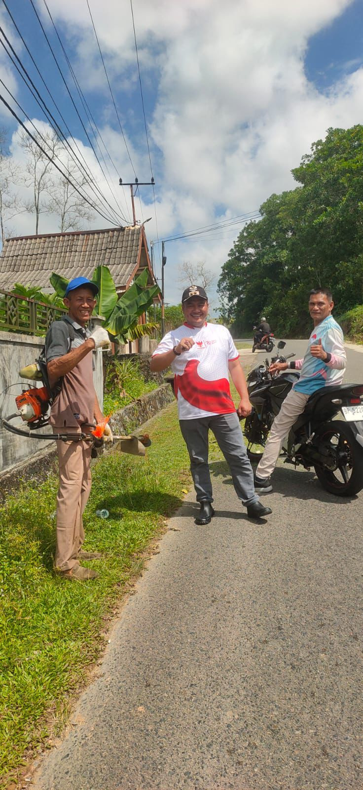 Lurah Pinang Kencana Bersama Forum Rt RW Beserta Masyarakat Rt 02 RW 08 Mengadakan gotong-royong Bersama Di Jalan Satria Kelurahan Pinang Kencana