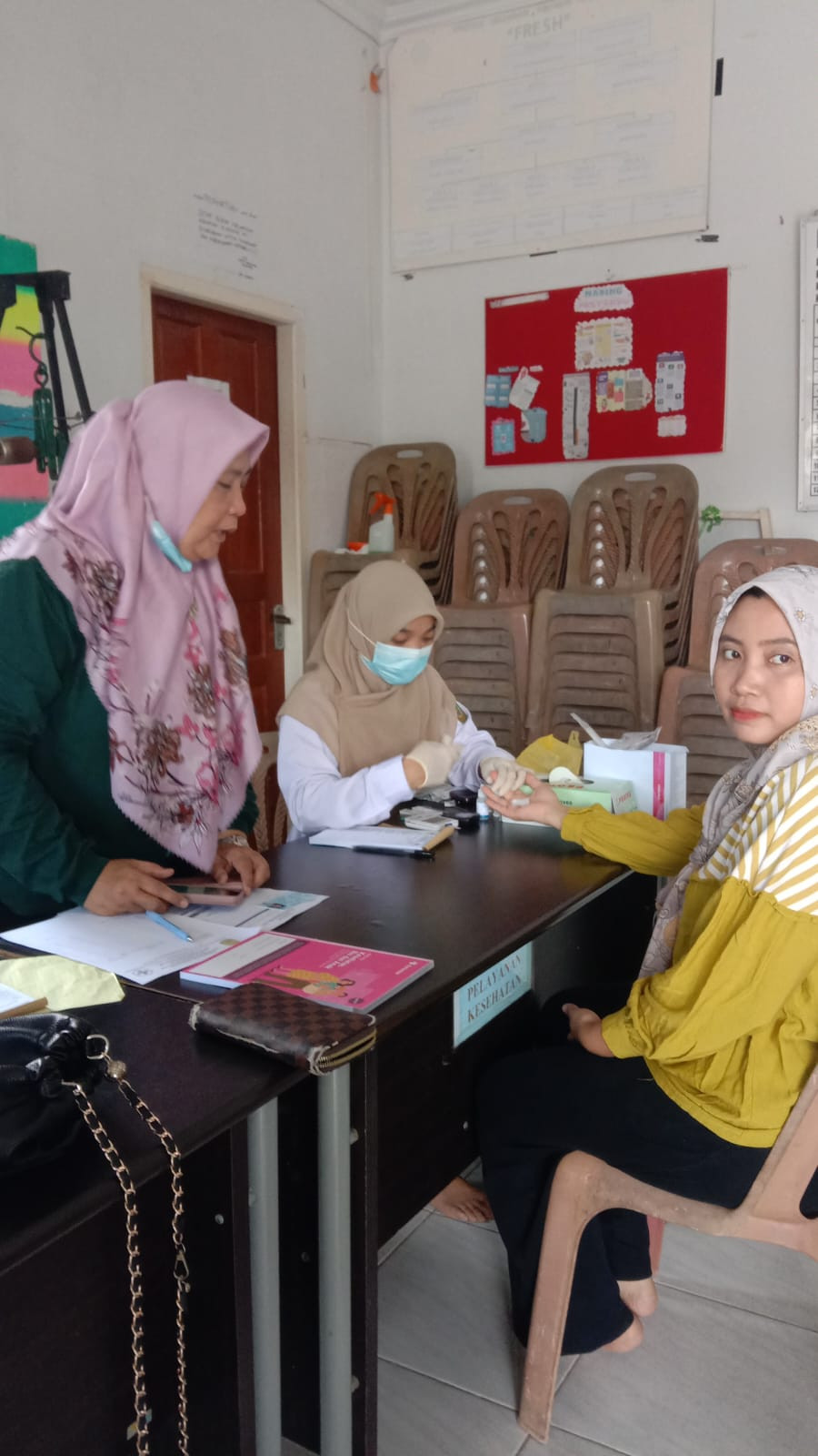 Kader Posyandu Saliara Bersama Petugas Kesehatan Dari Puskesmas Bt 10 Mengadakan Class Bumil Serta Monitoring Kesehatan Pada Bumil Bertempat Di Posyandu Saliara Kelurahan Pinang Kencana
