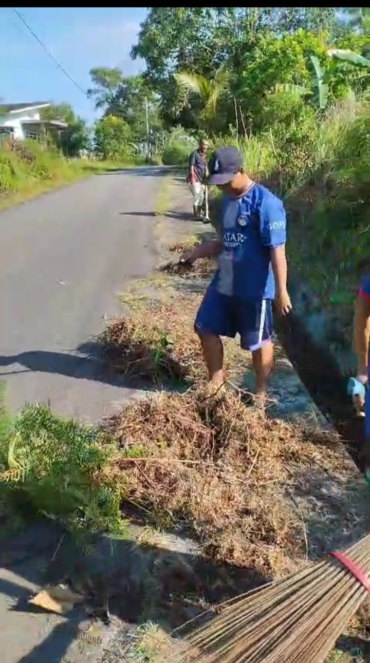 Seksi Pembinaan Lingkungan Bersama Warga Kampung Air Raja Rt 04 Melaksanakan gotong-royong Bersama Warga Bertempat Di Kp. Air Raja Kelurahan Pinang Kencana