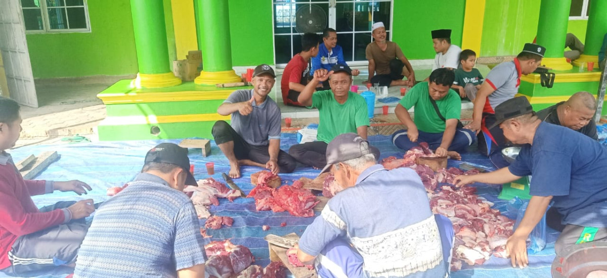 Seksi Keagamaan Bersama Pengurus DKM Asy-Syifa Melaksanakan Pemotongan Hewan Qur, ban Bertempat Di Masjid Asy-Syifa Kelurahan Pinang Kencana