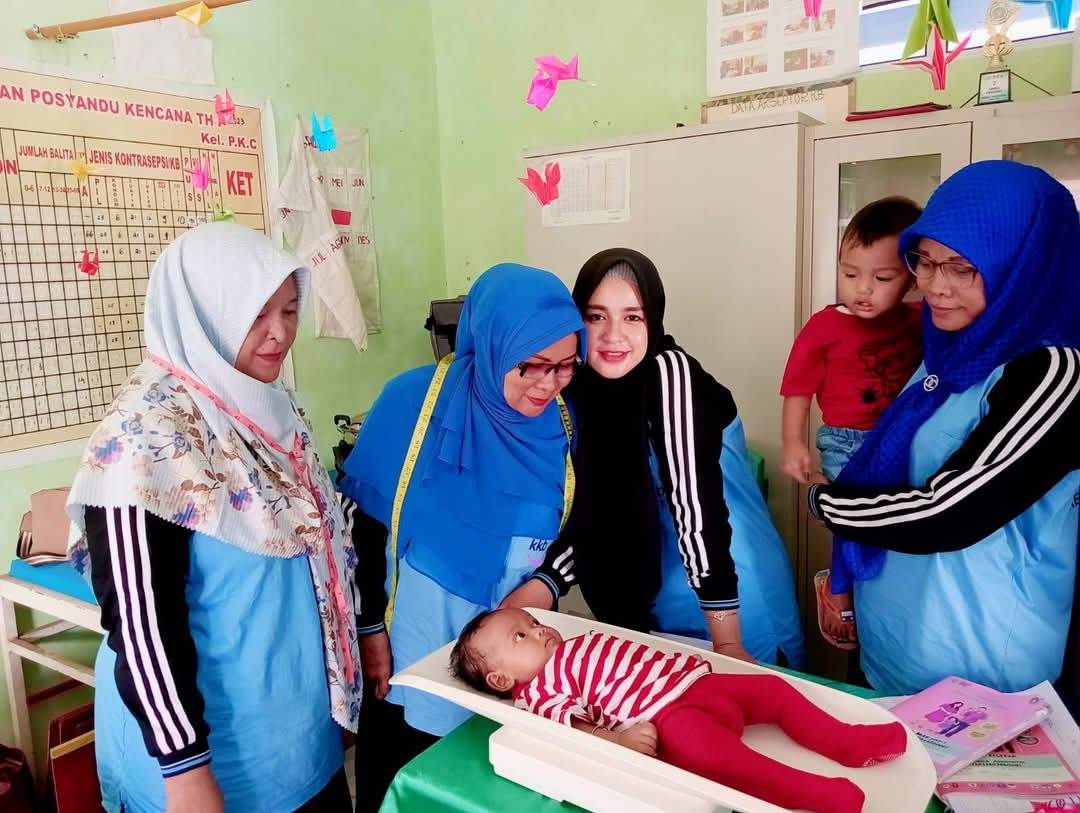 Petugas Kesehatan dari puskesmas Bt 10 Mengadakan Posyandu Aktif  Serta Monitoring Tumbuh Kembang Anak Bertempat Di Posyandu Hang Tuah Kelurahan Pinang Kencana