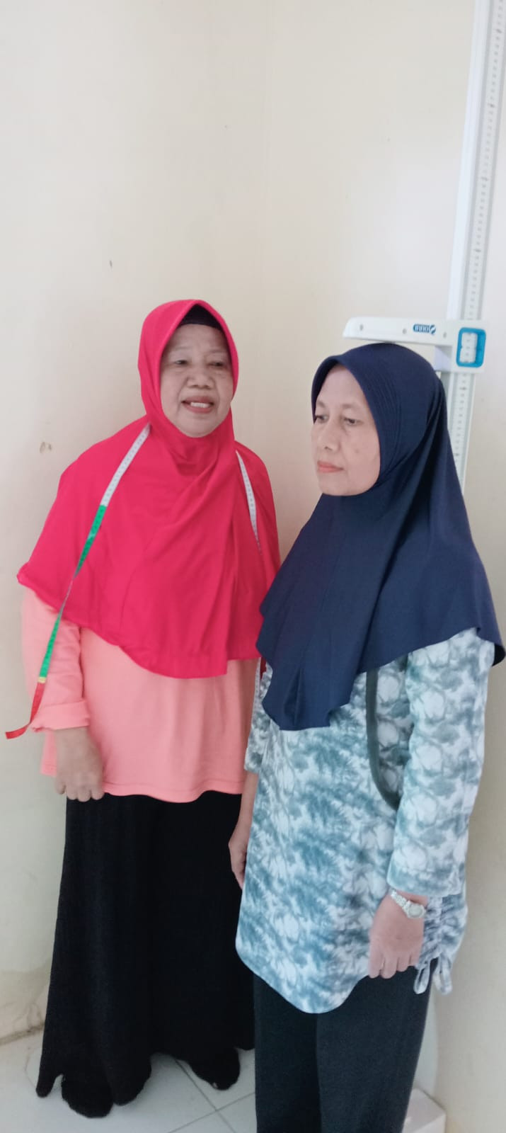 Petugas Kesehatan Dari Puskesmas Bt 10 Bersama Kader posyandu Sakura Mengadakan Posyandu Holistik Serta Monitoring Tumbuh Kembang Anak Bertempat Di Posyandu Sakura Kelurahan Pinang Kencana