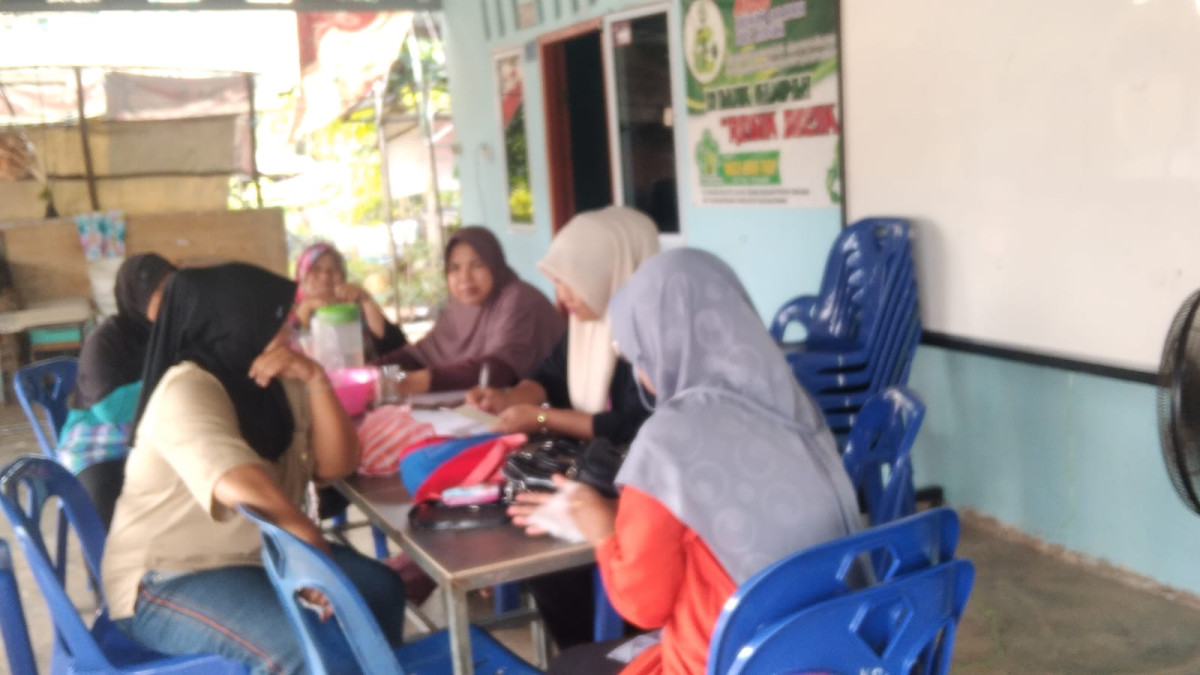 Pengurus Bank Sampah Resik Becik Mengadakan Pembelian Barang Bekas Dari Warga Bertempat Di Bank Sampah Resik Becik Kelurahan Pinang Kencana