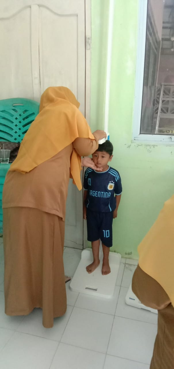 Petugas Kesehatan Dari Puskesmas Bt 10 Mengadakan Posyandu Holistik Bersama Kader Posyandu Anggrek Merah Serta Monitoring Tumbuh Kembang Anak Bertempat Di Posyandu Anggrek Merah Kelurahan Pinang Kencana
