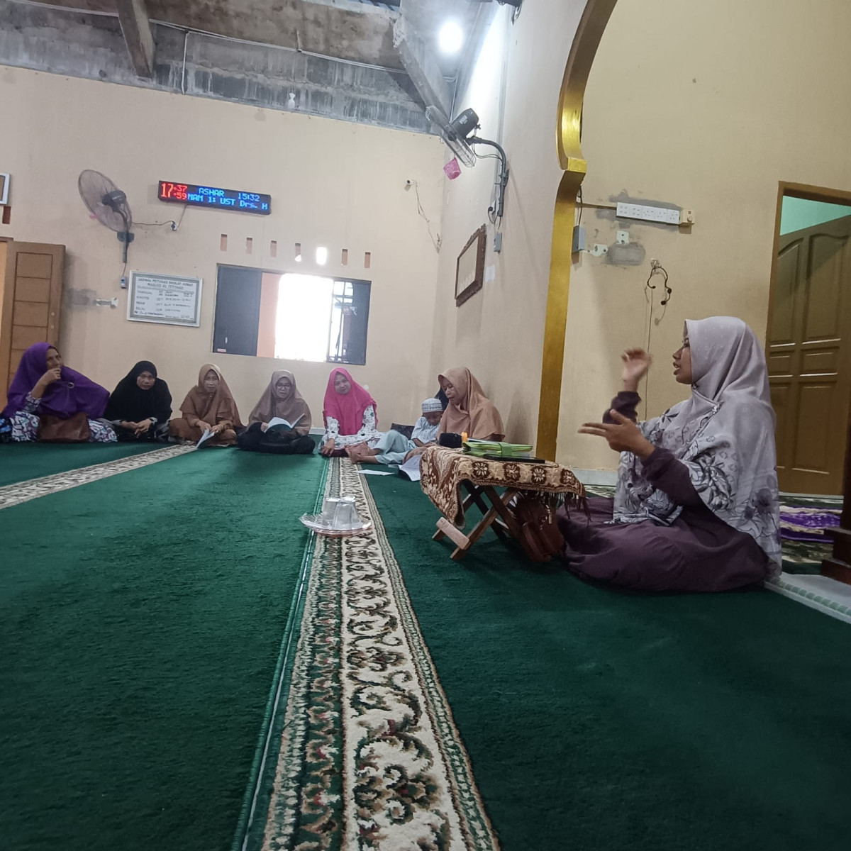 Ibu-ibu Majelis Ta'lim Al Ijtihad Mengadakan pengajian Rutin seminggu sekali Dalam Rangka Membangun Silaturahim Dan Ukhuwah Islamiyah Di Antara Ibu-ibu Serta Membentuk Komunitas Yang Kuat Dan Harmonis Bertempat Di Masjid Al Ijtihad