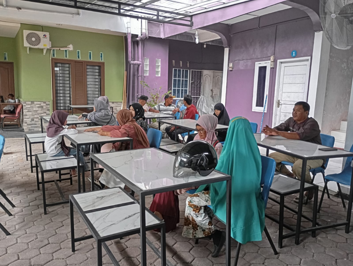 Ketua Kampung KB Abyakta Kerjasama Dengan FKPQ Kelurahan pinang Kencana Menerima Bantuan Sembako Dari Mantan Anggota DPRD Kota Tanjungpinang Salah Satu Bentuk Kepedulian Dan Dukungan Terhadap Guru TPQ